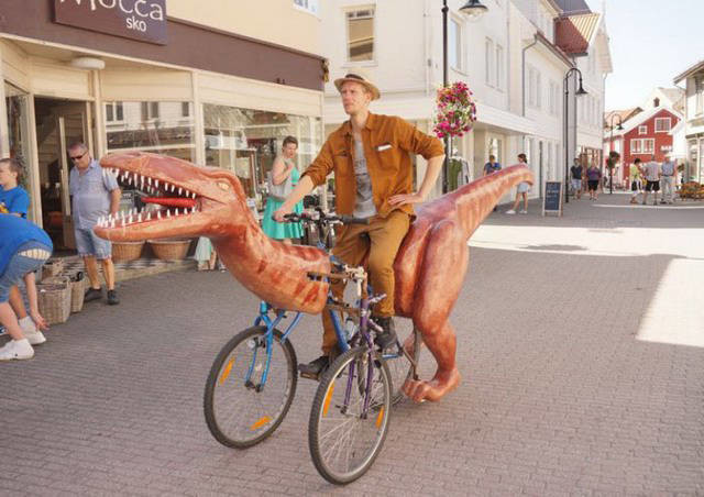 Мужчины развлекаются и делают разные глупости