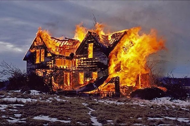 На Сахалине сожгли дом ведьмы
