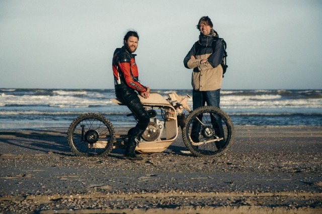 Мотоцикл из дерева, работающий на водорослях