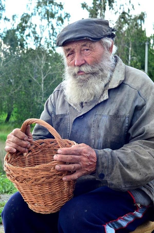 Былинный дедок стоит на трассе под Челябинском и продает плетеные корзины