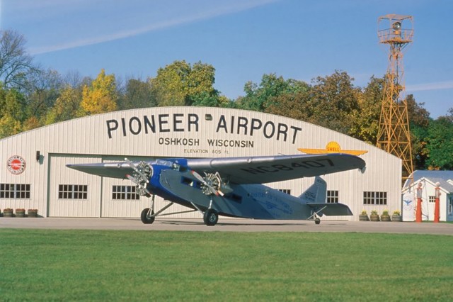 Американский пассажирский самолёт Ford Trimotor по прозвищу «Жестяной Гусь»