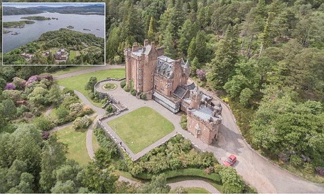 Шотландский замок с собственными островами ищет хозяина