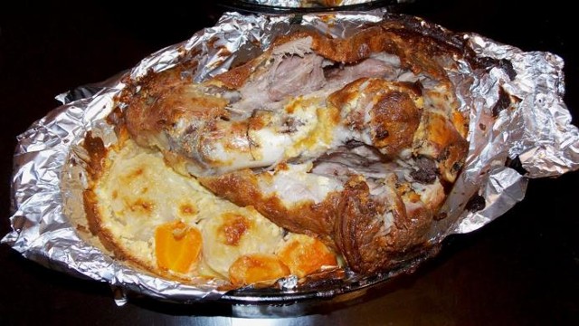 Запеченная свиная рулька. Вепрево колено