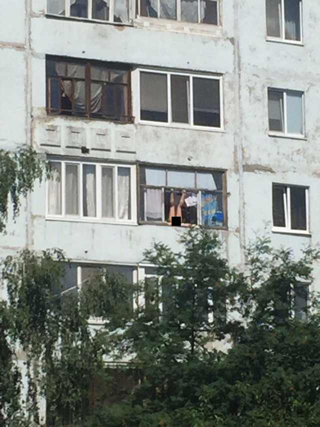 В Тюмени в окне «засветилась» голая любительница загара