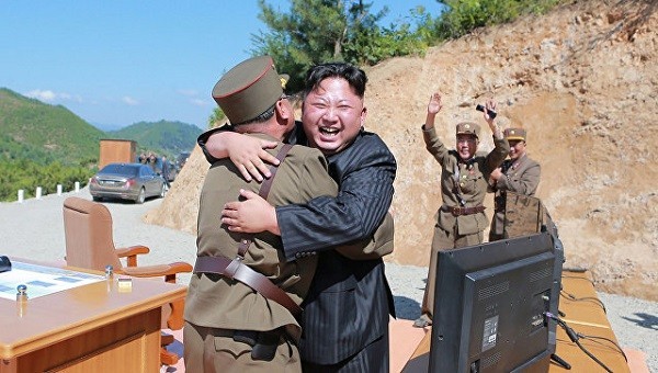 Ким Чен Ын наградил создателей "Хвасон-14" сборниками своих цитат и часами