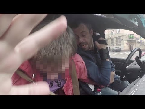 Аферист-задрот чуть не ударил блогера ножом во время съемок