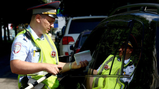 МВД вернуло автоинспекторам право останавливать машины вне постов