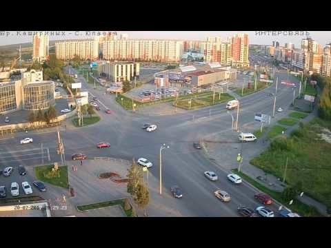 Маршрутка вылетела на тротуар после столкновения с ВАЗом
