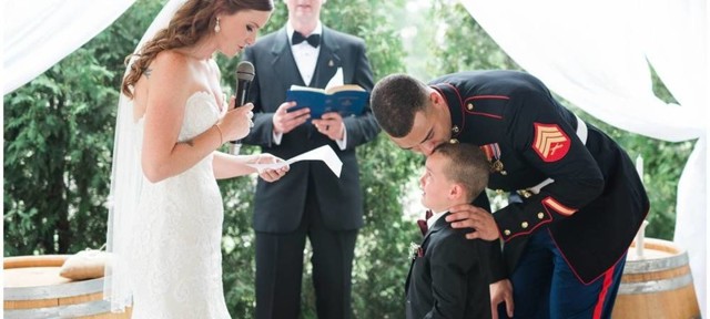 Трогательный момент свадьбы: мальчик расплакался, когда мачеха обратилась лично к нему