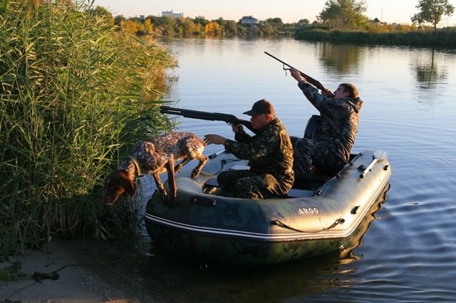 Охотник из Иркутской области пытался на ходу с лодки отпугнуть медведя и убил двоих рыбаков