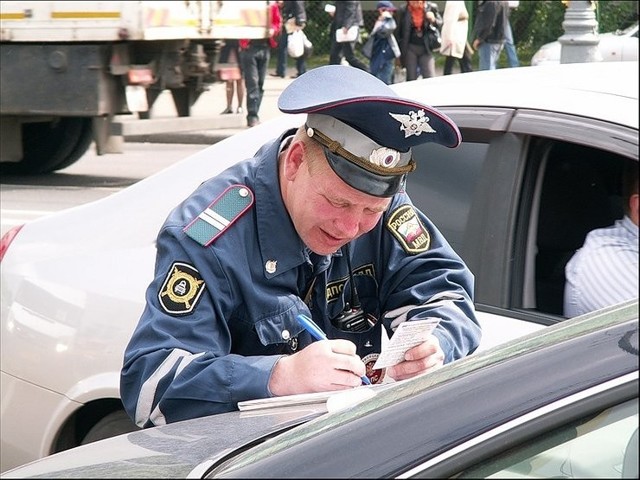 Как вести себя, когда инспектор ГИБДД составляет протокол