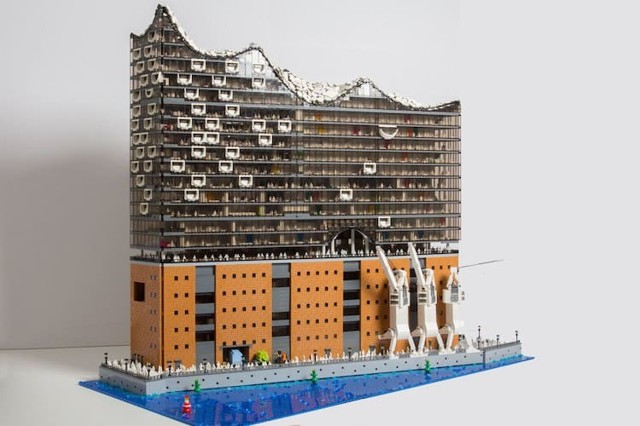 Поклонник LEGO воссоздал здание филармонии из 20 тысяч деталей