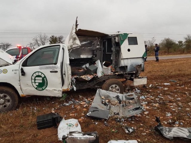 Разбойники взорвали фургон с наличными в ЮАР