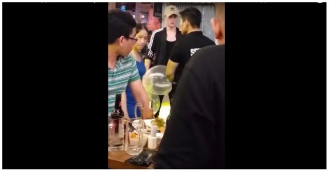 Охранник кафе во Вьетнаме локтем успокоил неадекватного туриста