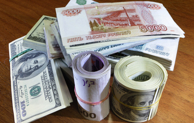 РАН: К концу года рубль ожидает девальвация