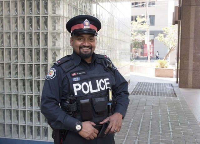 В Канаде полицейский купил одежду пытавшемуся украсть ее в магазине