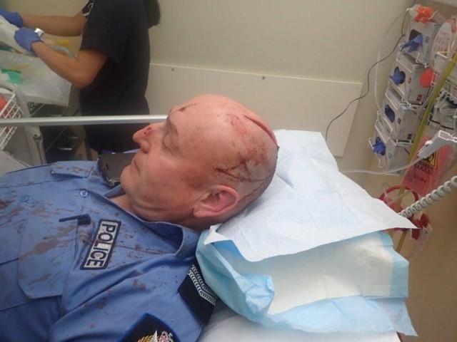 В Австралии мужчина напал на полицейского с мечом