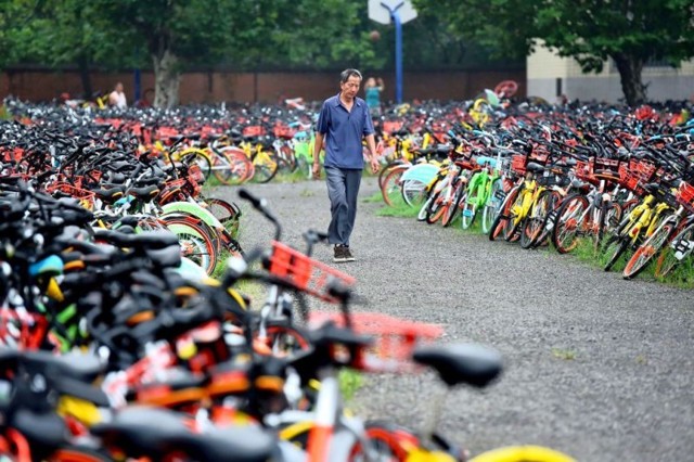 Тысячи брошенных велосипедов в Китае