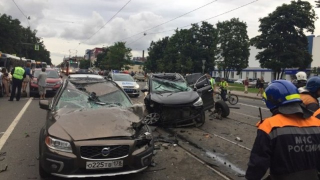 Авария дня. Массовое ДТП из семи машин в Петербурге