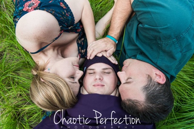 Муж и жена устроили новорожденную фотосессию.. с 21-летним сыном!