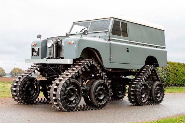 На аукцион в Великобритании выставят раритетный Land Rover 1958 года на гусеничном ходу