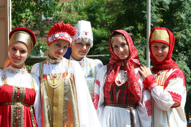 Студентки неделю носили русские народные костюмы. последствия любопытны