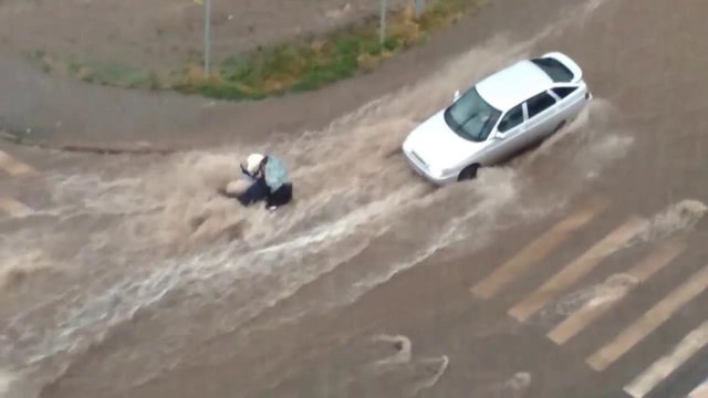 Поток воды уносит коляску с ребенком в Уфе