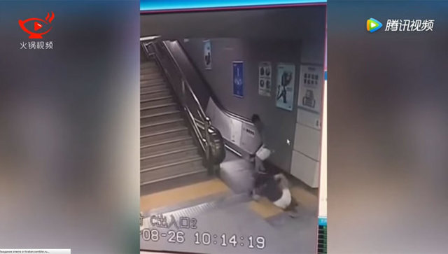 Пол поглотил пассажирку в метро 