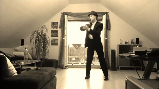 Парень очень красиво танцует