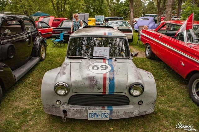 Классический Mini с мощным двигателем Chevy