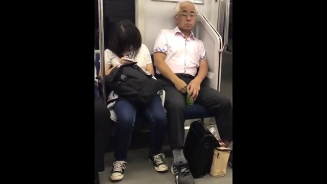 Японского деда, который бросал на спящую девушку волосы с лобка, сняли на видео