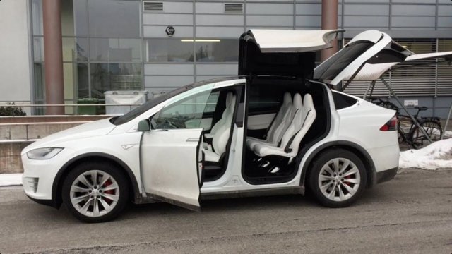 Дверь Tesla Model X открылась автоматически перед проезжающим грузовиком
