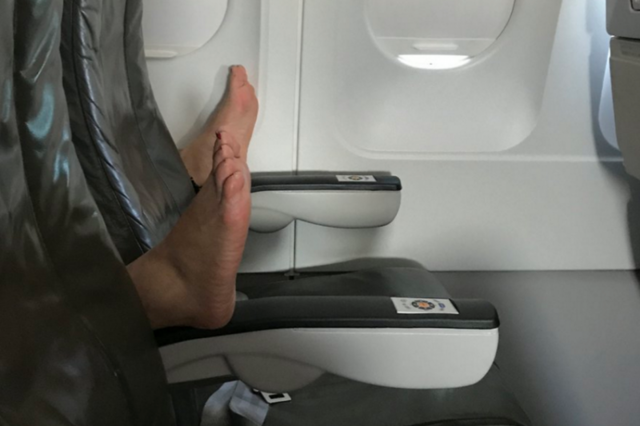 Чего не следует делать в воздухе: отвратительные вещи, которые раздражают всех пассажиров самолетов