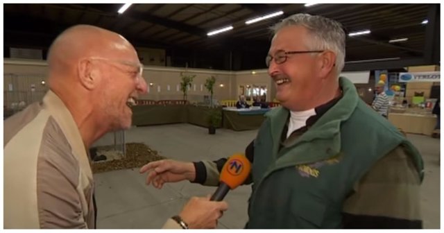 Голландский корреспондент не смог сдержать эмоций, когда услышал "куриный" смех фермера
