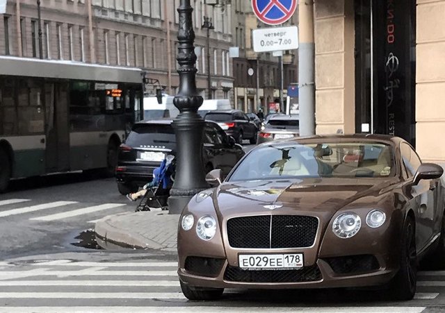 Женщина припарковала Bentley на переходе и не осталась без наказания