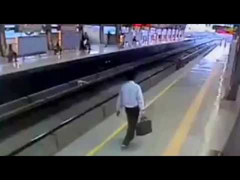 Замотало под поезд