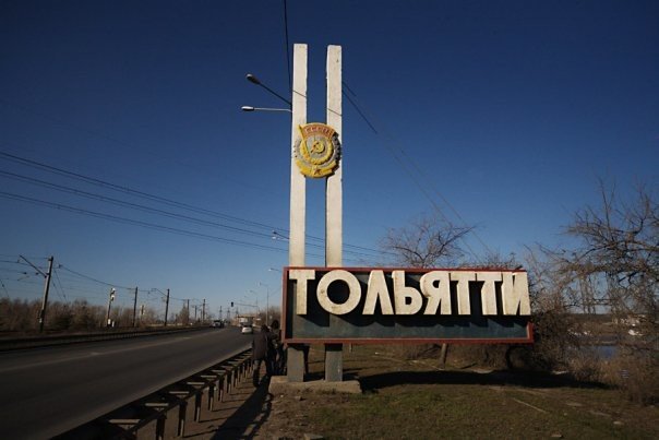 В Тольятти мужчина топором порубил двойную сплошную полосу