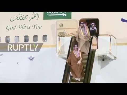 Королю Саудовской Аравии пришлось своими ногами спускаться с трапа самолета