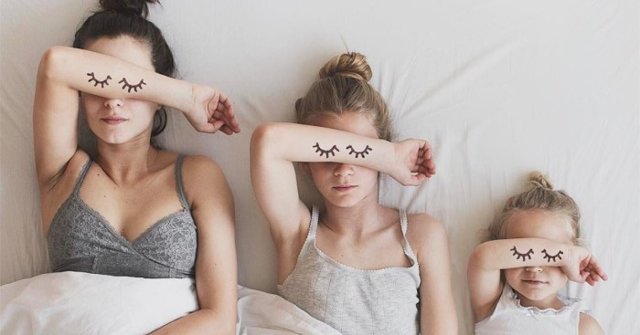 Мать со своими дочками создают милые снимки, на которых они наряжены в схожие одежды