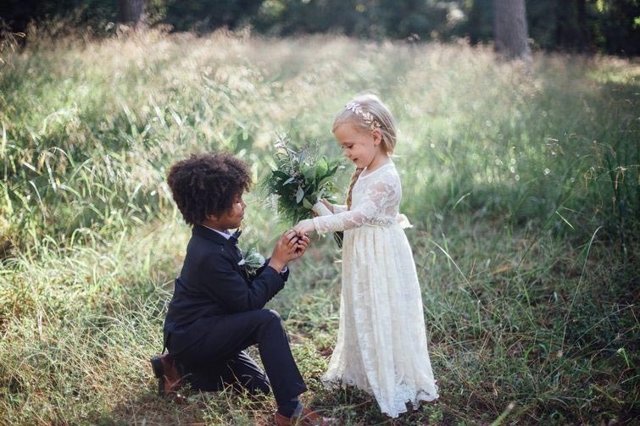Мамы-фотографы устроили своим маленьким детям свадебную фотосессию