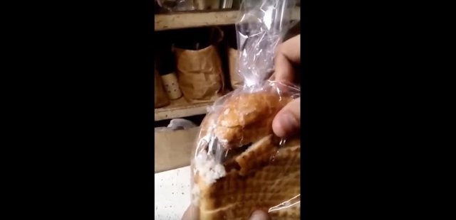 Хлеб с мясом: волгоградец чуть не купил батон с живой мышью