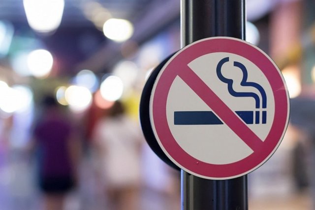 Запрет на курение у подъездов 