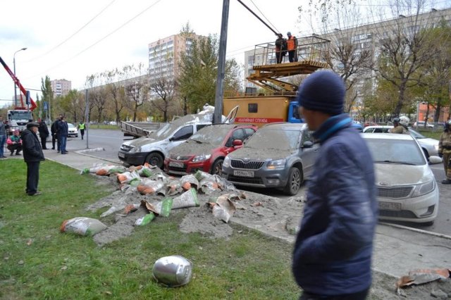 Авария дня. В Казани грузовик с цементом врезался в припаркованные авто