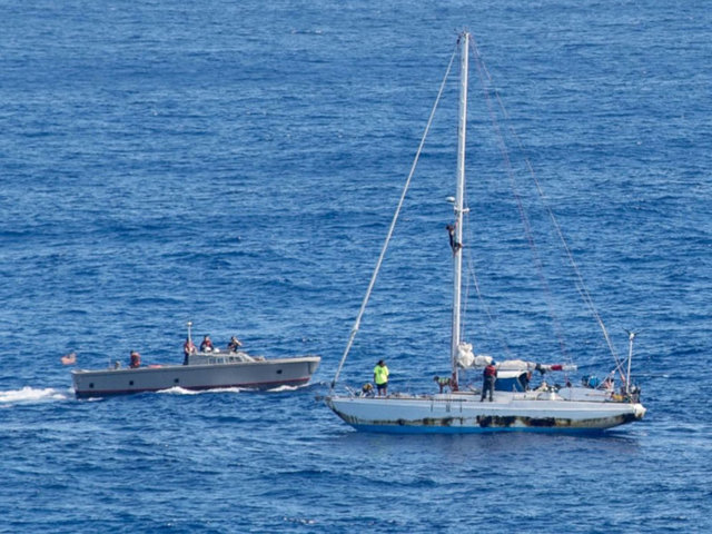 ВМС США спасли двух женщин с собаками, пять месяцев дрейфовавших в Тихом океане