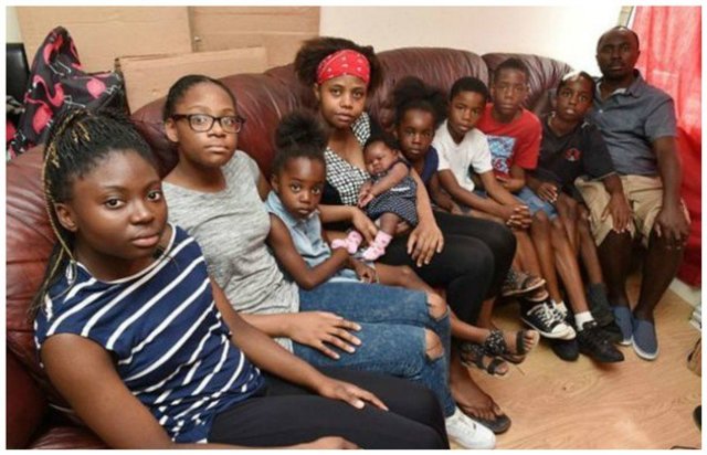 Безработная семья мигрантов с 8 детьми отказалась от дома, так как в нем не было столовой
