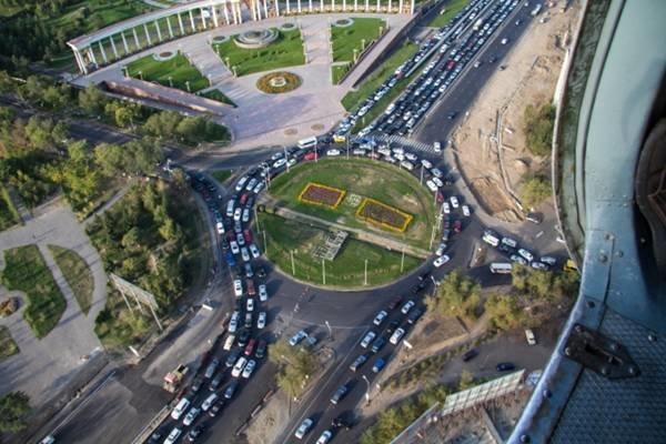 Медведев внес изменения в правила проезда автомобилей при круговом движении