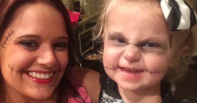 Как мама с помощью костюмов на Хэллоуин помогает 3-летней дочери принять себя