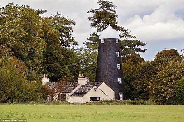 В Великобритании продается необычный дом - 5-этажная ветряная мельница 19 века