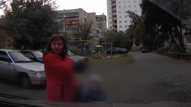 Не адекватная женщина боролась за место парковки!