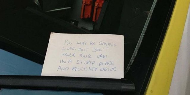Недовольный автомобилист оставил записку на машине скорой помощи